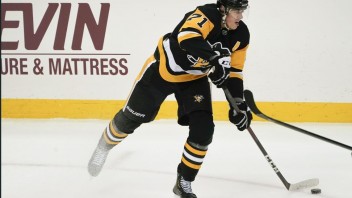 NHL: Malkin vynechá prvé mesiace novej sezóny, Penguins budú na úvod aj bez Crosbyho
