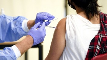 Strach z očkovania u Slovákov prevažuje nad solidaritou s ostatnými ľuďmi, ukazuje štúdia