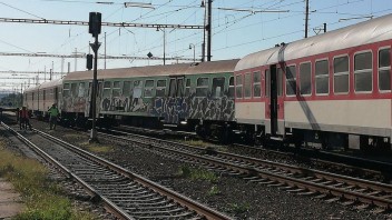 V okrese Hlohovec poškodil vykoľajený vlak 1200 metrov trate