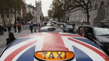 Taxikári v Londýne sú bez práce. Situácia s nedostatkom benzínu sa nezlepšuje