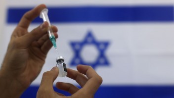 Tretia dávka vakcíny má výrazne menšie vedľajšie účinky než prvé dve, tvrdí Izrael