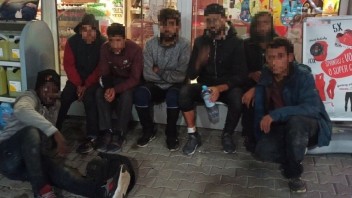 Na čerpacej stanici v Turčianskych Tepliciach našli migrantov. Prišli sem v návesoch kamióna
