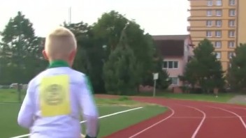 Základná škola v Novom Meste nad Váhom pobeží celodenný štafetový beh. Výťažok darujú seniorom