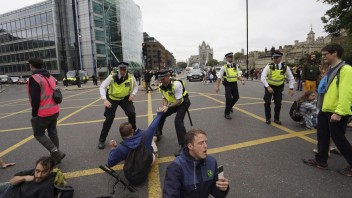 Britská polícia zatkla desiatky klimatických aktivistov, blokovali viacero križovatiek