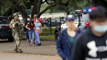 Na škole v americkom Houstone sa strieľalo, bývalý študent vážne zranil zamestnanca
