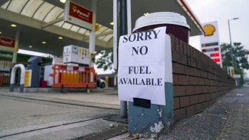V Británii bude od pondelka pomáhať so zásobovaním čerpacích staníc armáda