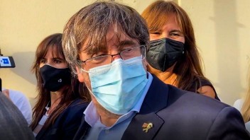 Puigdemont prišiel na Sardíniu, čaká ho súd. Katalánci mu vyjadrili podporu protestami