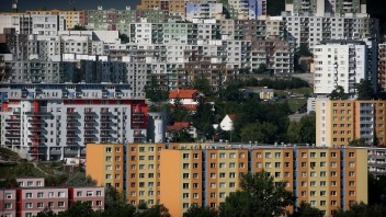 Bývanie v Bratislave ďalej zdražuje, zároveň klesá aj ponuka
