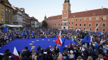 Tisíce Poliakov demonštrovali za zotrvanie v EÚ a proti kontroverznému verdiktu