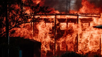 Rozsiahly požiar v Bratislave: V Ružinove horela drevená ubytovňa