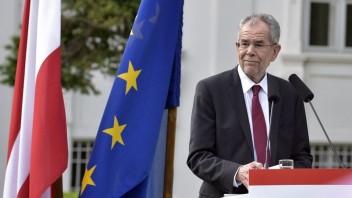 Rakúsko má nového kancelára, Schallenberg zložil prísahu