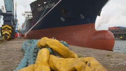 Talianski pracovníci odmietajú covidpasy, hrozia blokádou prístavov
