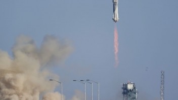FOTO Bezosova raketa sa vrátila na Zem, kapitán Kirk prekonal hranicu vesmíru