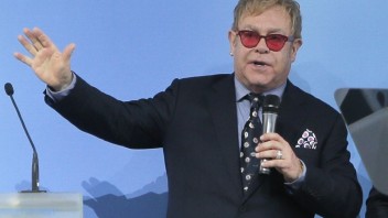 Skladby Eltona Johna bodujú v rebríčkoch aj po šiestich dekádach, vytvoril nový rekord