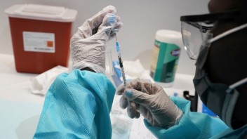 Americkí odborníci odporúčajú niektorým vekovým skupinám očkovanie treťou dávkou