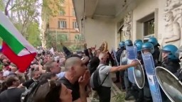 Talianska vláda nariadila povinné covid pasy pre zamestnancov, vyvolalo to vlnu protestov
