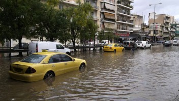 V Grécku bojujú s následkami záplav, úrady hlásia aj obeť