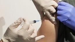 Bratislavský kraj začne bez registrácie očkovať aj v nákupnom centre