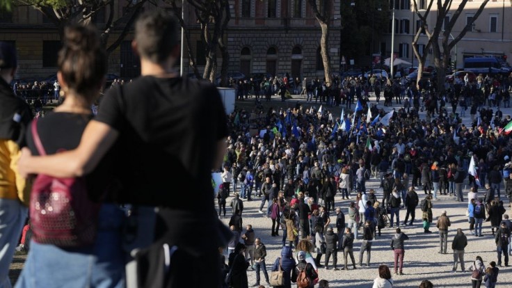 Veľké protesty v Ríme. Desaťtisíce ľudí odsudzujú nárast fašizmu v krajine