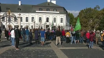Pred prezidentským palácom sa opäť protestuje, dôvodom je zdražovanie energií