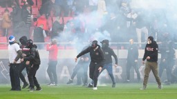 Výtržníci prekazili zápas medzi Trnavou a Slovanom. Zasiahnuť museli ťažkoodenci