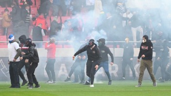 Výtržníci prekazili zápas medzi Trnavou a Slovanom. Zasiahnuť museli ťažkoodenci