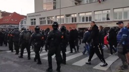 Policajný kordón smeroval s fanúšikmi Slovana až na vlakovú stanicu