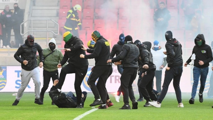 SaS odsudzuje správanie futbalových výtržníkov, žiada exemplárne tresty