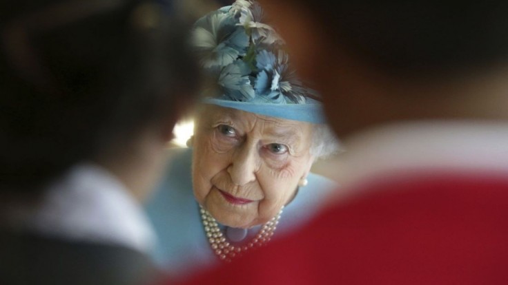 Britská kráľovná Alžbeta II. strávila noc v nemocnici