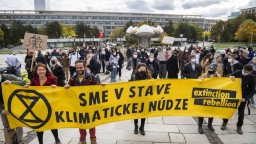 FOTO: Na Slovensku štrajkujú študenti a aktivisti za klímu
