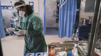 Najvyšší nárast hospitalizovaných pacientov s covidom je na Zemplíne opäť v Humennom