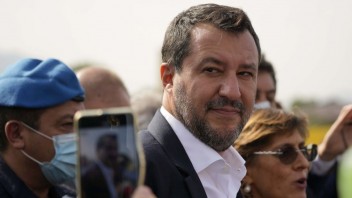 Exminister Salvini v minulosti nedovolil zakotviť lodi s migrantmi, teraz mu hrozí väzenie