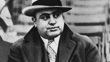 Do väzenia ho nedostali vraždy, ale dane. Al Capone patril ku gangom už ako mládenec