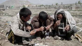Taliban sa s narkomanmi nemazná, drogovú závislosť liečia v Afganistane radikálne