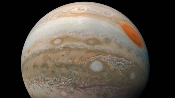 Jupiter funguje záhadne, ukazujú nové snímky. Červená škvrna je hlbšia, než experti predpokladali