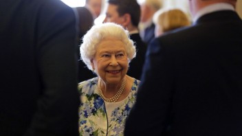 Kráľovná Alžbeta II. je podľa Johnsona vo veľmi dobrej kondícii