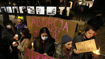 Téma potratov rezonuje aj v Poľsku. Chystajú tam ďalšie protesty po smrti ženy, ktorej odopreli interupciu