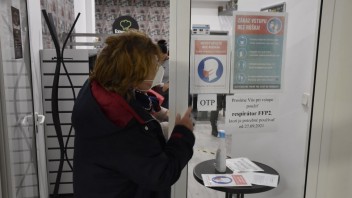 Covid automat: Slovensko ďalej tmavne, režim sa sprísni aj v Bratislave