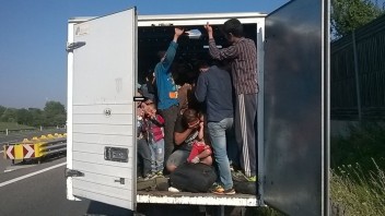 Šokujúci nález policajtov v Macedónsku. V nákladiaku objavili desiatky migrantov