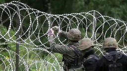 Príslušníci bezpečnostných síl čelia vyhrážkam. Poľsko zvyšuje bezpečnosť na hranici