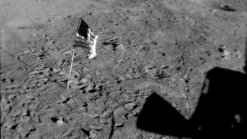 Američania posunuli pristátie ľudskej posádky na Mesiaci, Čína ich môže predbehnúť