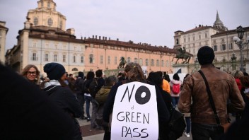 Proti opatreniam v Taliansku protestovali tisíce ľudí, s prejavom vystúpil aj synovec Kennedyho