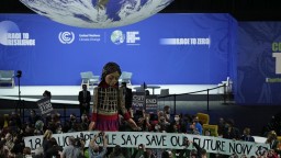 Lídri uzavreli klimatickú dohodu, jej podpísanie sprevádzali sklamanie a kritika