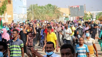 Pri proteste v Sudáne zomrelo najmenej pätnásť ľudí, ďalší sú zranení