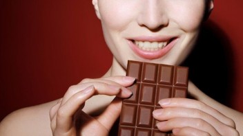 Bizarné zákony o jedlách: Kde vo svete majú ženy zakázané jesť čokoládu a lízať zmrzlinu?