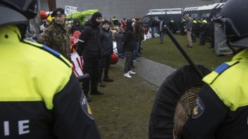 Demonštranti v Holandsku ohrozovali políciu pyrotechnikou, zasahovať museli aj ťažkoodenci