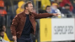 Tréner Bayernu sa hnevá, jeho zverenci podľahli Augsburgu
