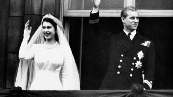 Britská kráľovná Alžbeta II. si po prvýkrát pripomenula výročie svadby bez svojho manžela