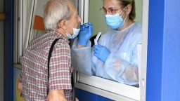 Česko zaznamenalo ďalší vysoký nárast nových prípadov, počet hospitalizovaných však klesol
