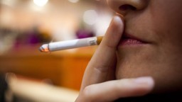 Problém s fajčením u mladých pretrváva, podporuje ho aj nedodržiavanie zákazu predaja neplnoletým